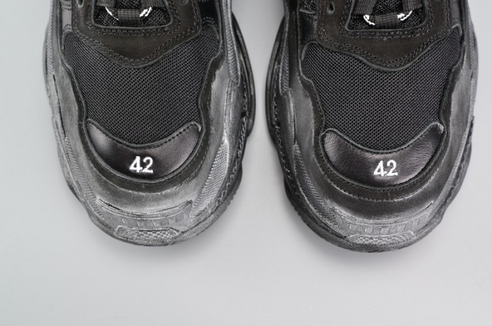 BL BLACK TRIPLE S TRAINER W06G01001
