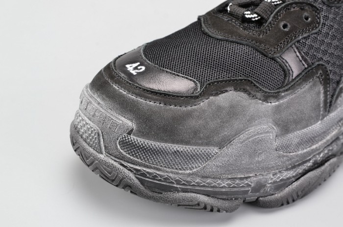 BL BLACK TRIPLE S TRAINER W06G01001